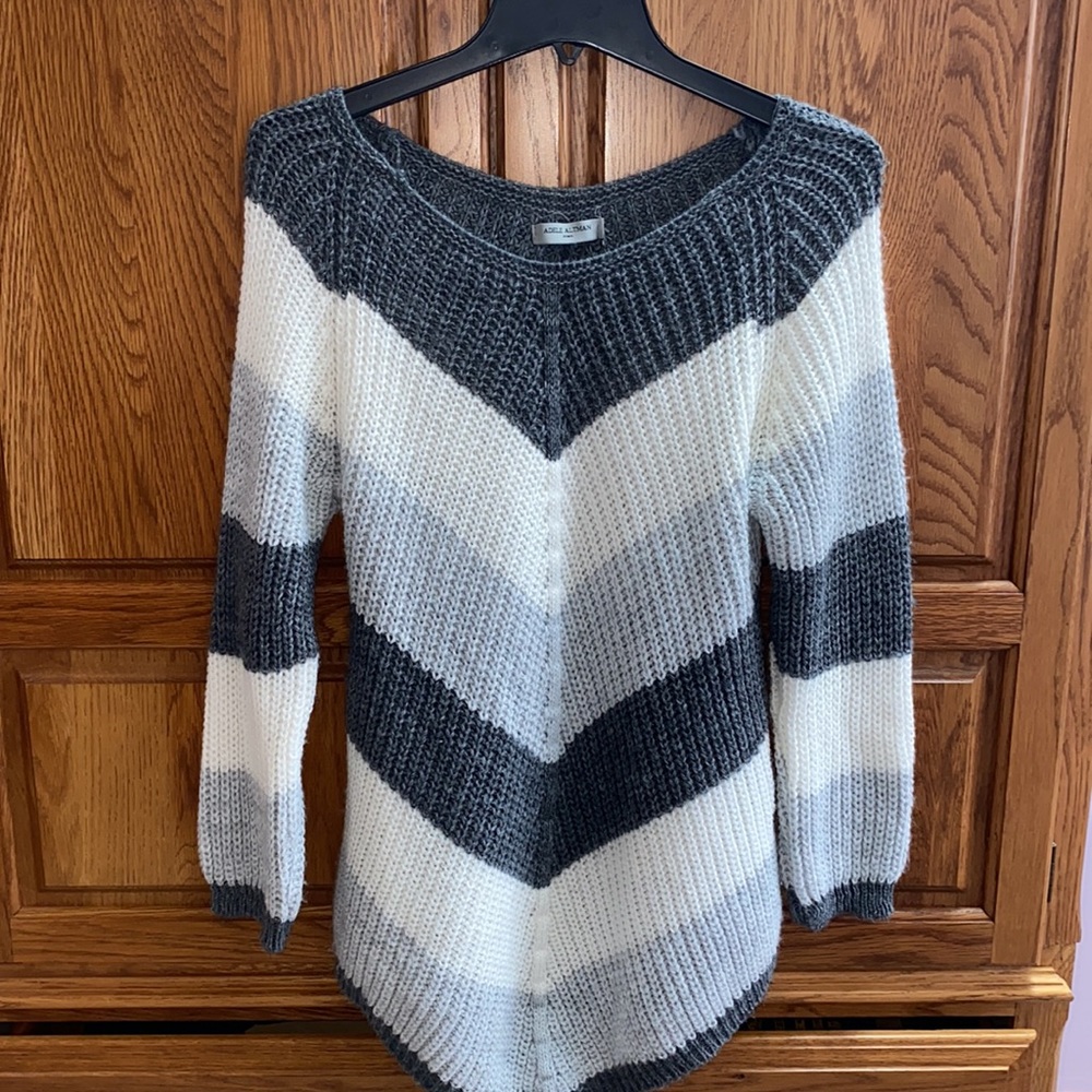 grey/white sweater